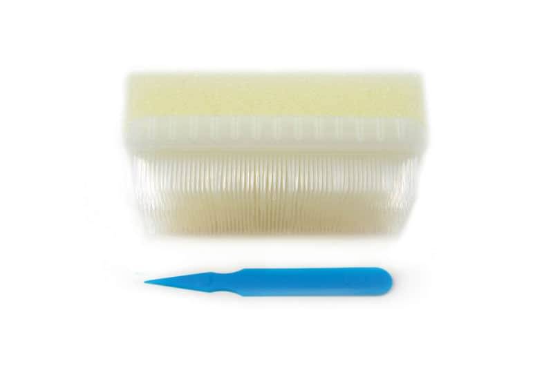 Brosse chirurgicale imprégnée préopératoire Vygon fournie avec un cure-ongles.